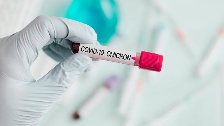 Чем опасен «омикрон». Симптомы и заразность нового штамма