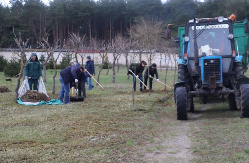 В рамках месячника по благоустройству малоритчане наводят порядок в городе