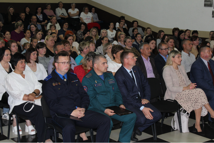 Районное родительское собрание "Крепка семья-крепка страна. Безопасность детей - в наших руках" прошло на базе Малоритской гимназии