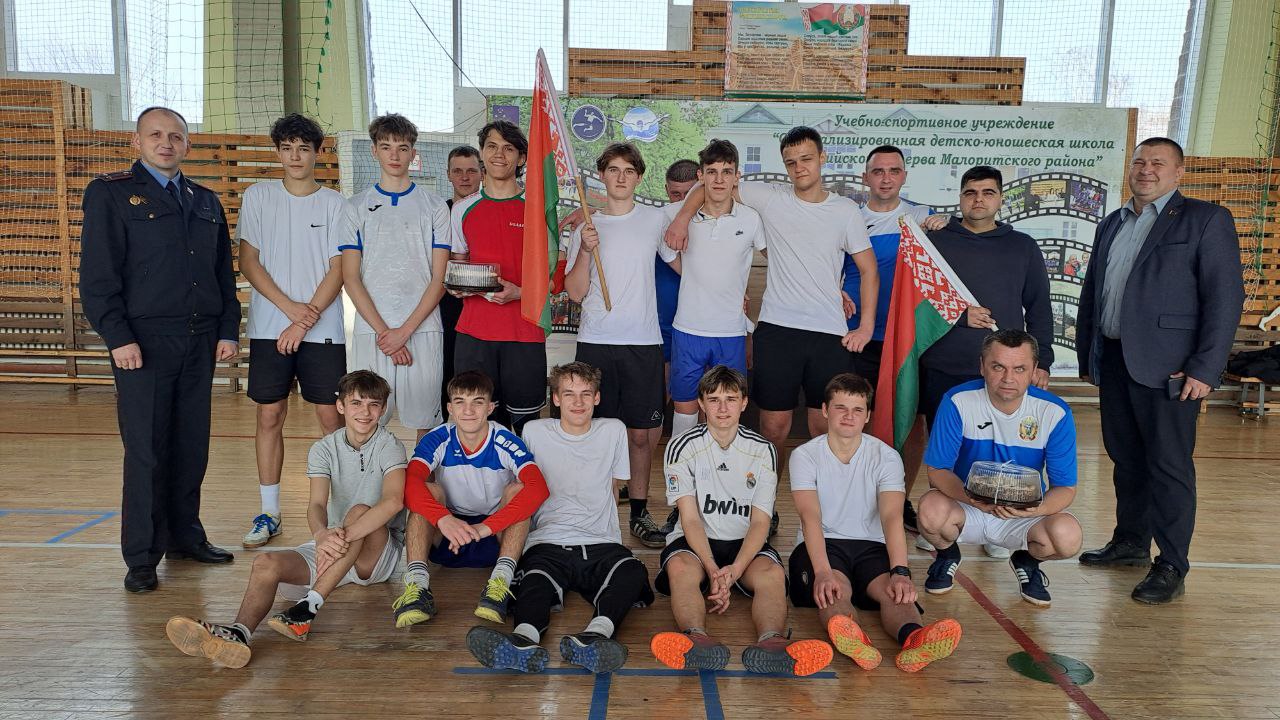 Учащиеся аграрного колледжа и сотрудники РОВД встретились в товарищеском матче по футболу