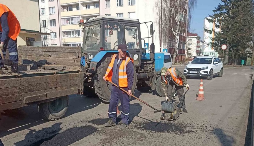 От ямочного ремонта до посева цветов. Что сейчас делает Малоритское ЖКХ для благоустройства Малориты