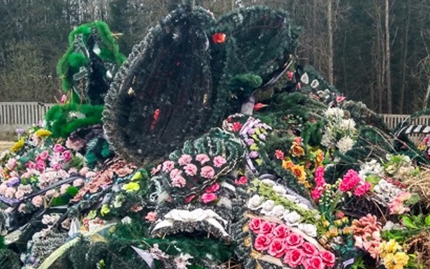 Пластиковые цветы на кладбищах – это настоящая экологическая беда!