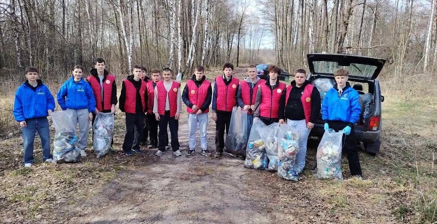 К акции по наведению порядка в лесу присоединилась молодежь района